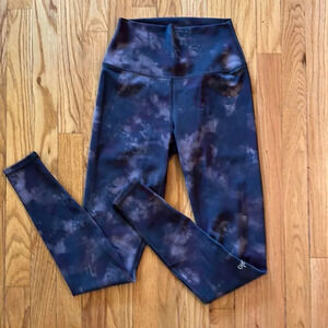 Alo Yoga sz XS leggings grey burgundy mottled camo look excellent condition